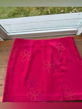 Express hot pink floral Y2K skirt, front slit, EUC, size 5/6 Vintage